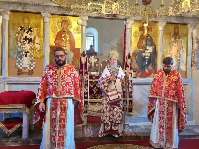 МИТРОПОЛИТ АТАНАСИЈЕ БОГОСЛУЖИО У МИЛЕШЕВИ