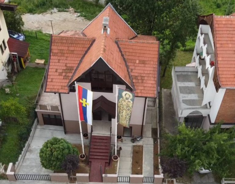 15 ГОДИНА ОД ПОЛИЦИЈСКОГ СКИДАЊА СРПСКЕ ЗАСТАВЕ СА СЈЕДИШТА СКЦ „ПАТРИЈАРХ ВАРНАВА“
