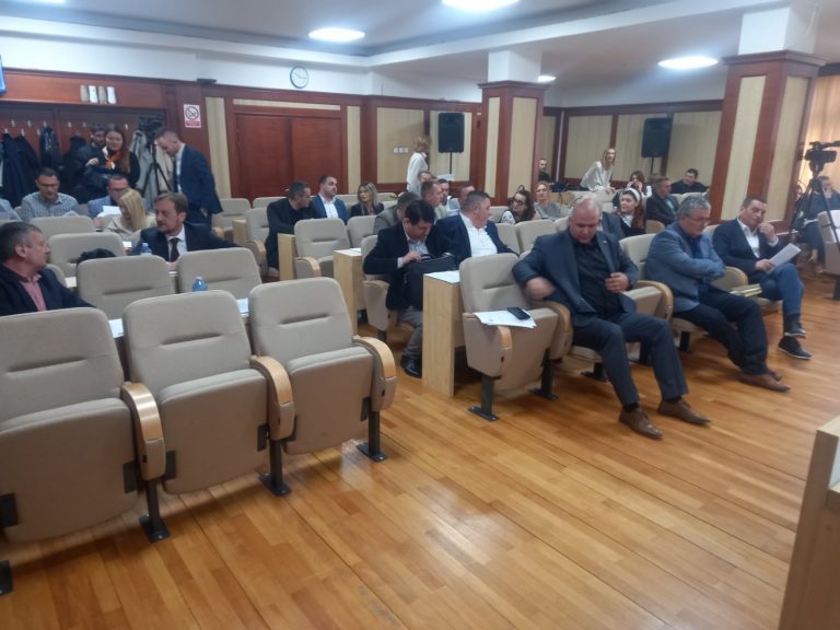 СЈЕДНИЦА ПРЕКИНУТА ЗБОГ НЕПОШТОВАЊА ПРАВА ОДБОРНИКА НОВЕ СРПСКЕ ДЕМОКРАТИЈЕ И ДНП-а