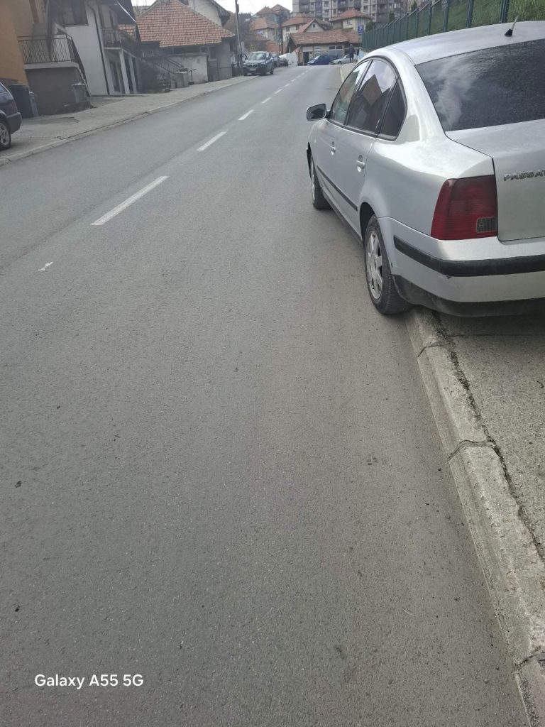 СВЕ ВИШЕ ПРЕСТУПА ПРИЛИКОМ ПАРКИРАЊА А ПОЛИЦИЈЕ НИГДЈЕ НЕМА